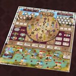 Sabika (chez Ludonova) : la construction de l'Alhambra et les routes commerciales dans ce jeu au plateau très joli ! 1–4 joueurs, 14 ans et +, 60–120 Min et d'une complexité BGG à 2.50 / 5